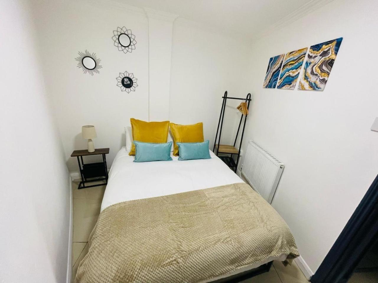 Modern Studios Queenspark ロンドン 部屋 写真