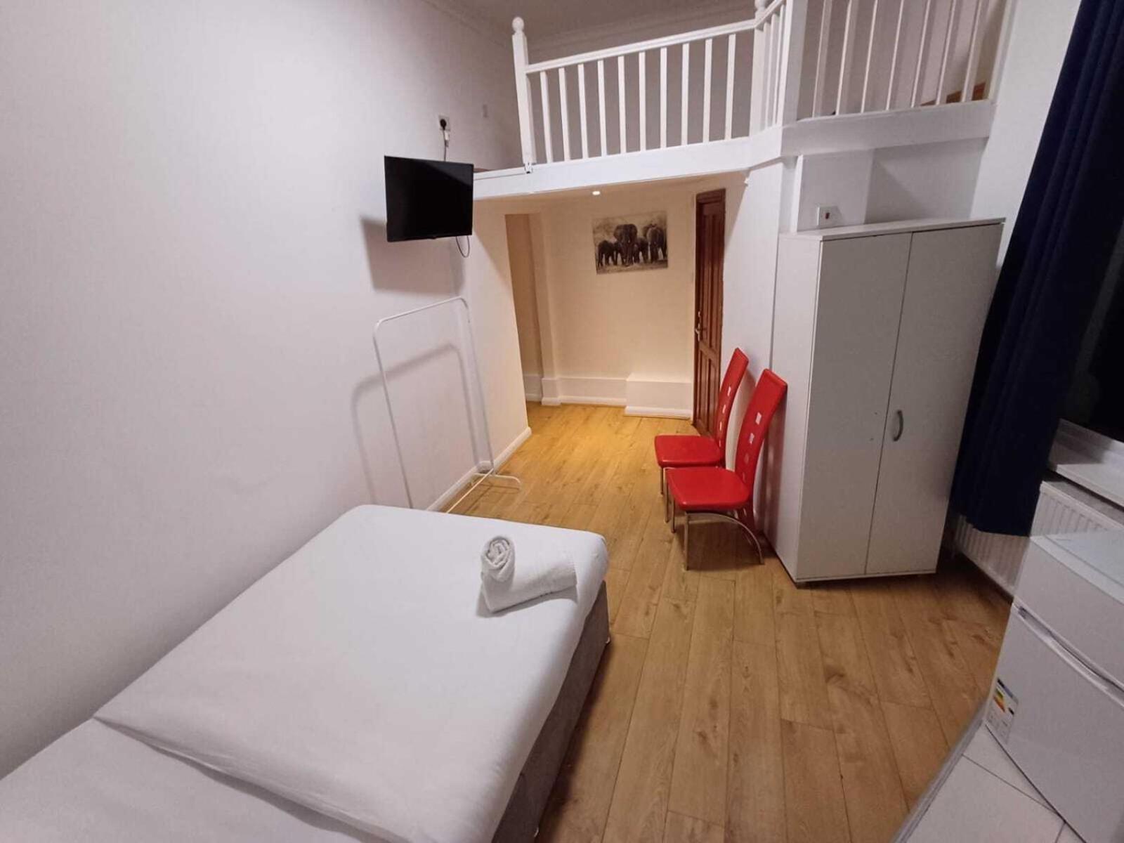 Modern Studios Queenspark ロンドン 部屋 写真