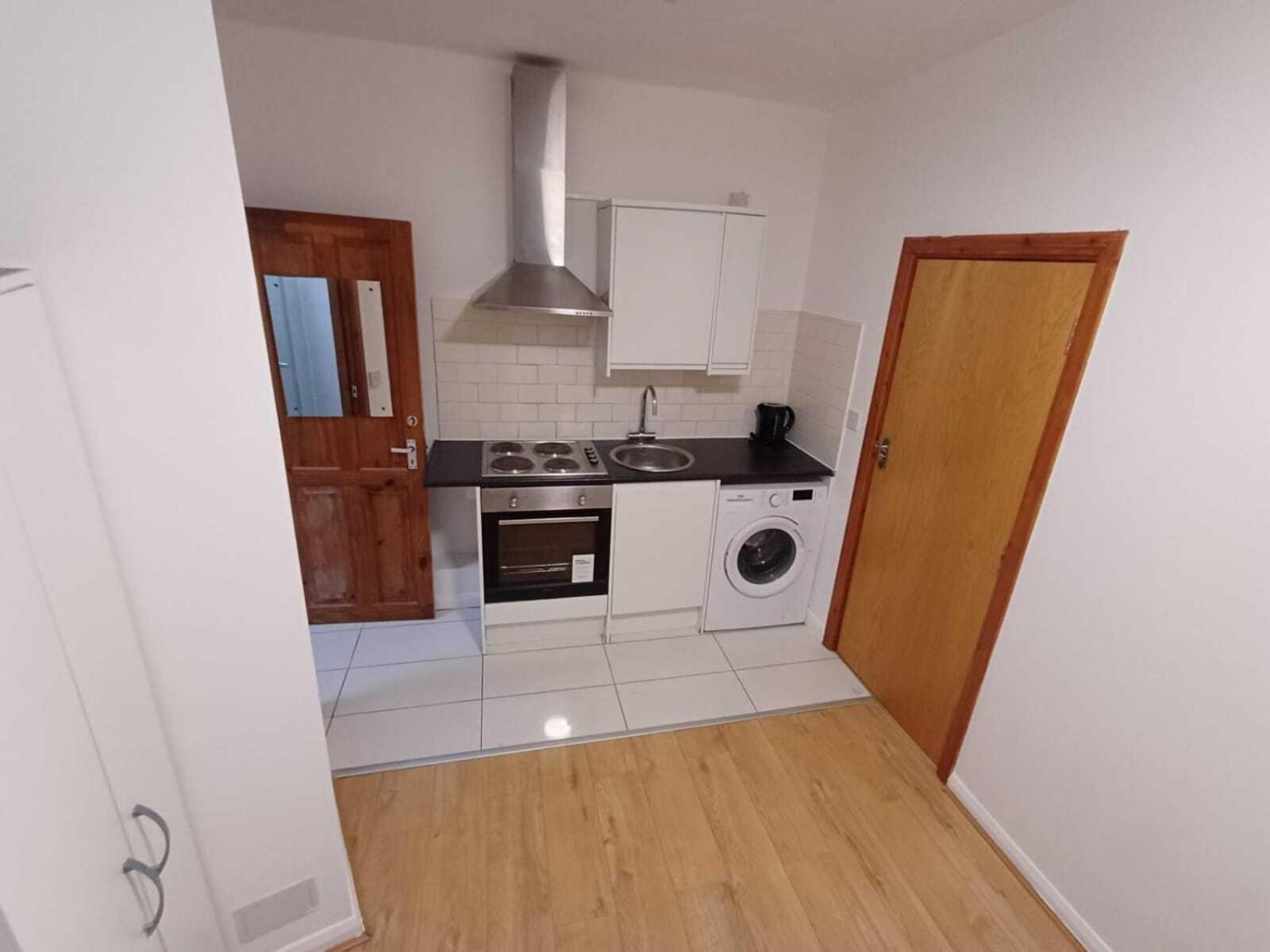 Modern Studios Queenspark ロンドン 部屋 写真