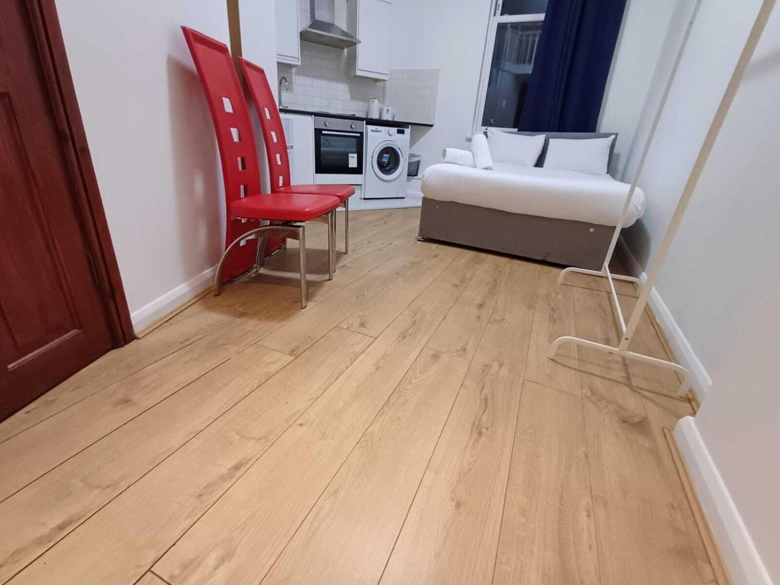 Modern Studios Queenspark ロンドン 部屋 写真