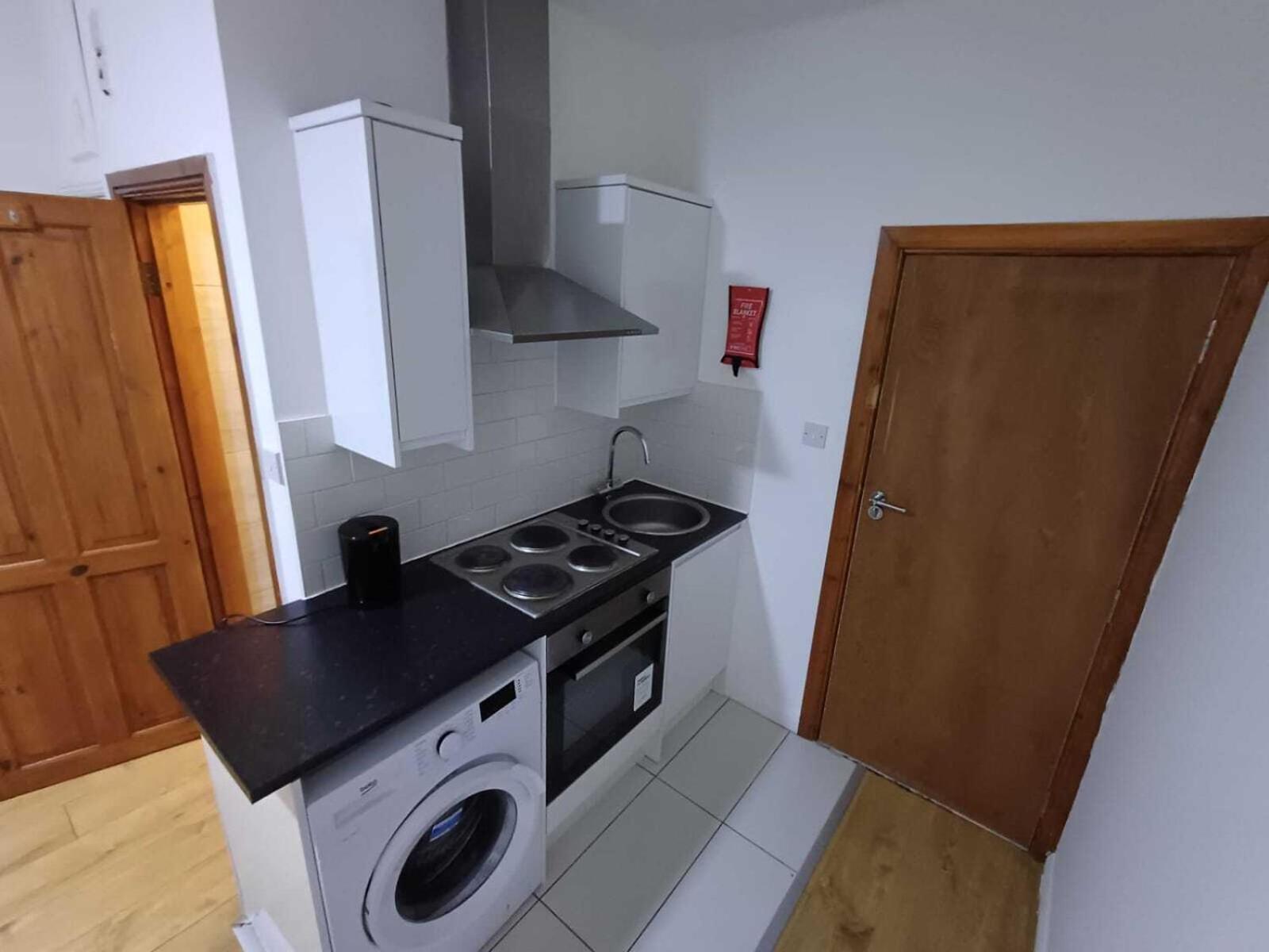 Modern Studios Queenspark ロンドン 部屋 写真