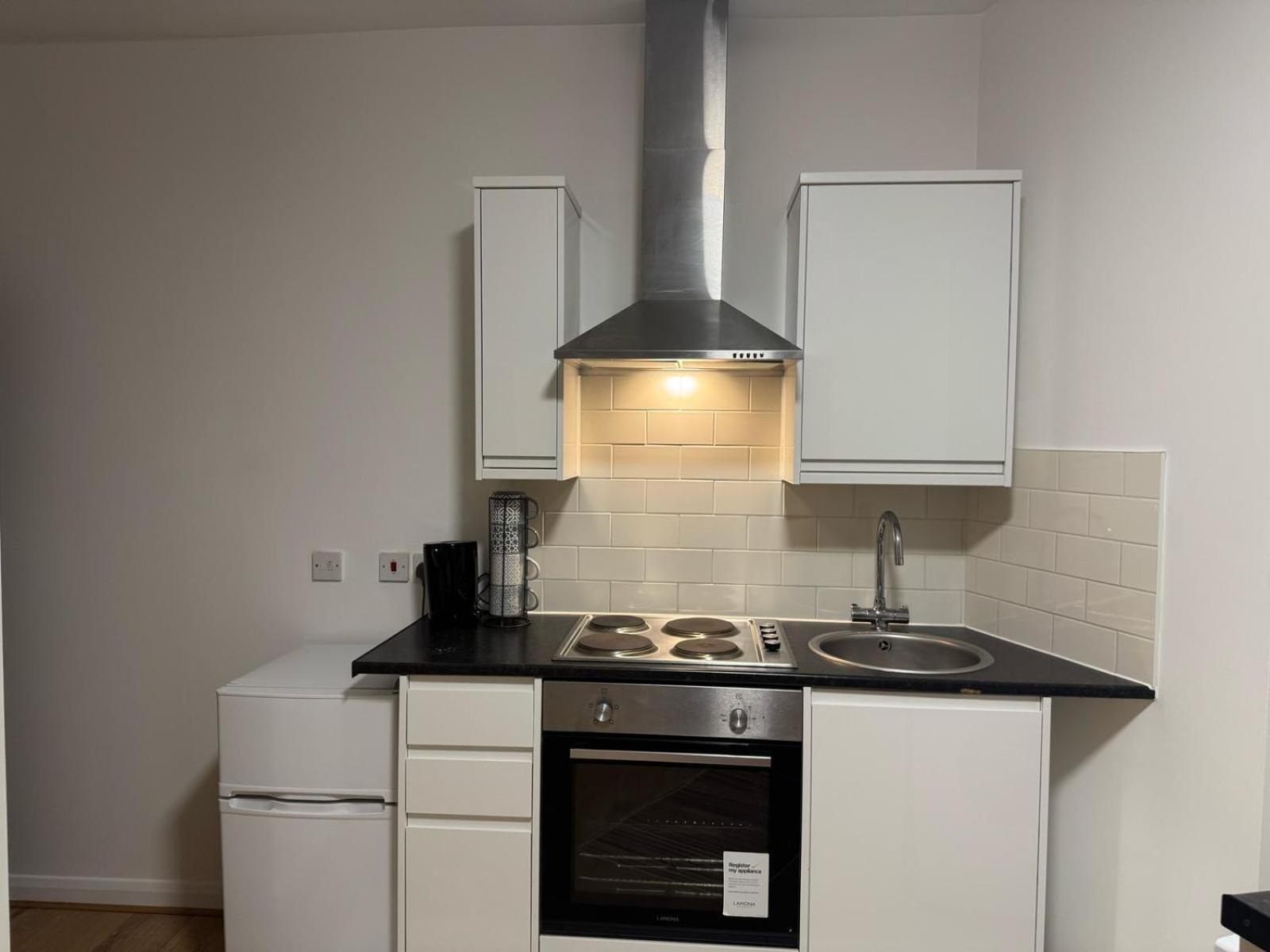 Modern Studios Queenspark ロンドン 部屋 写真