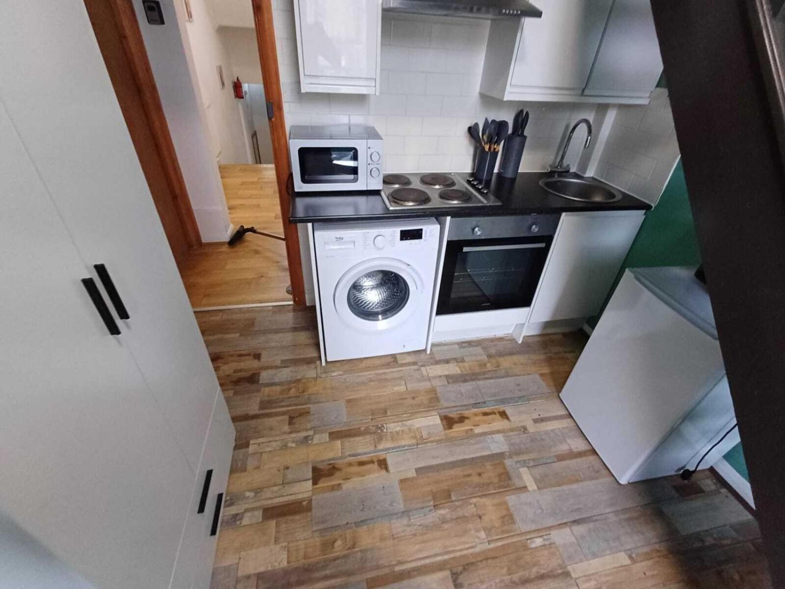 Modern Studios Queenspark ロンドン 部屋 写真