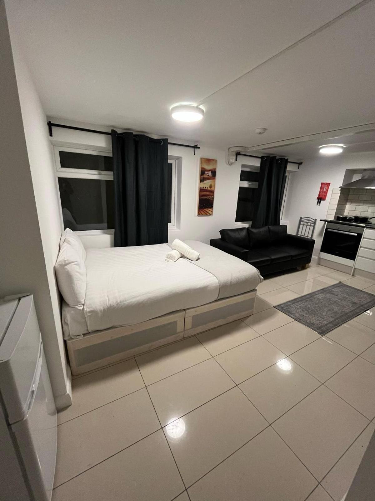 Modern Studios Queenspark ロンドン 部屋 写真