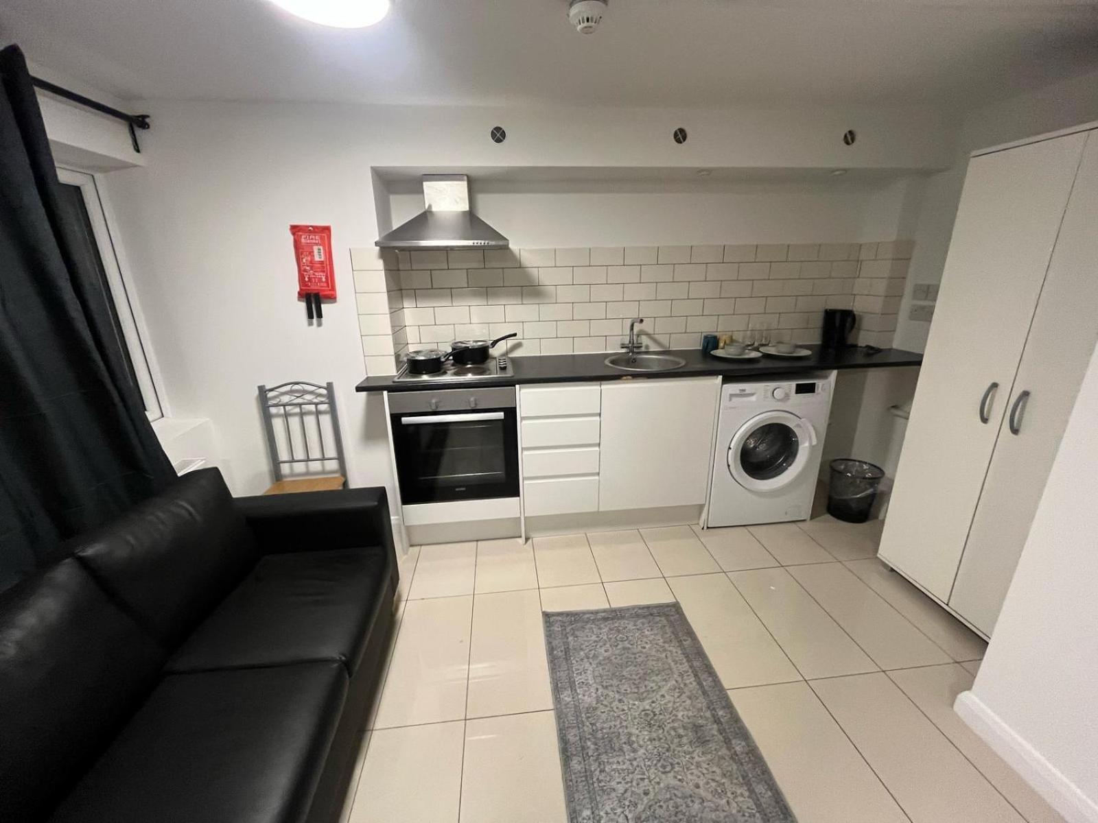 Modern Studios Queenspark ロンドン 部屋 写真