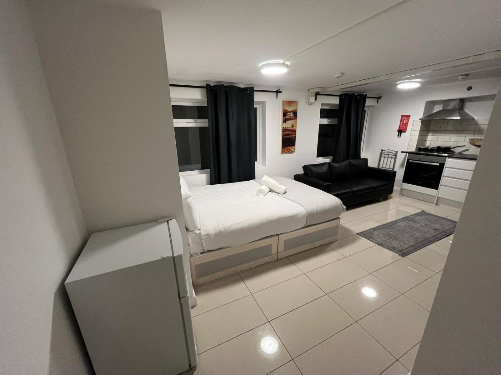 Modern Studios Queenspark ロンドン 部屋 写真