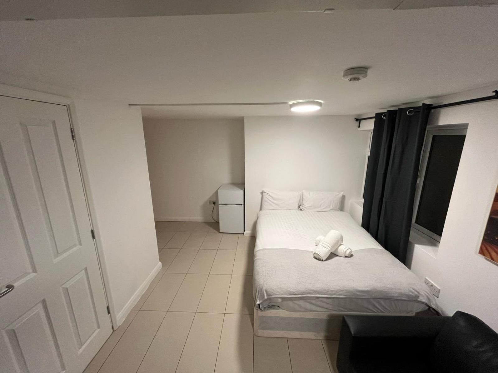Modern Studios Queenspark ロンドン 部屋 写真