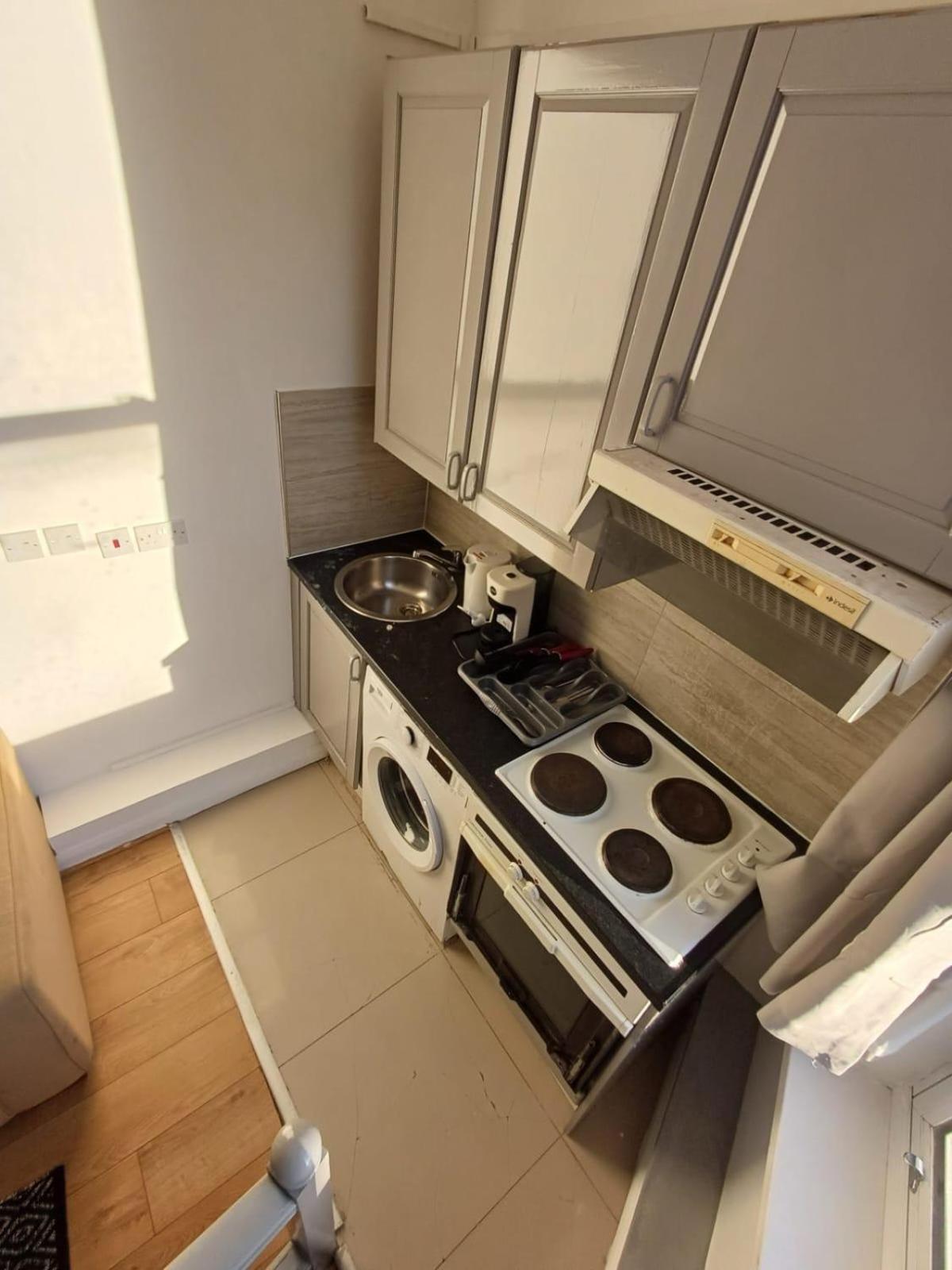 Modern Studios Queenspark ロンドン 部屋 写真